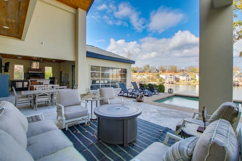 Private Pool & Slip: Luxury Lake Hamilton Home! House in Rockwell