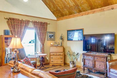 Fish, Hike & Explore! Ennis Cabin - 13 Mi to Town House in Idaho