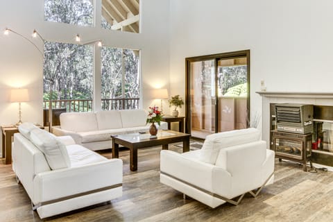 3 Mi to Hawaii Volcanoes NP: Spacious Home w/ Deck House in Volcano