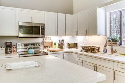 3 Mi to Hawaii Volcanoes NP: Spacious Home w/ Deck House in Volcano