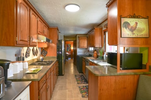 Hike & Ski: Scenic Group Retreat in Wardensville House in Shenandoah Valley