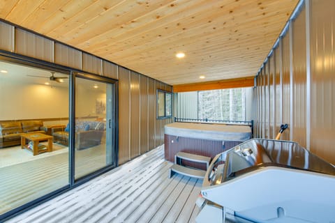 Luxury Ski Home w/ Hot Tub on Schweitzer Mountain Apartment in Idaho