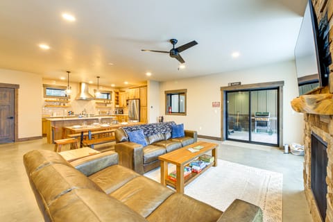 Luxury Ski Home w/ Hot Tub on Schweitzer Mountain Apartment in Idaho