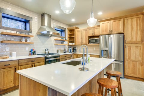 Luxury Ski Home w/ Hot Tub on Schweitzer Mountain Apartment in Idaho