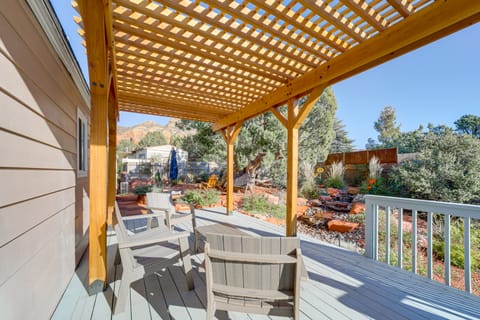 Walk to Trails! West Sedona Retreat w/ Deck & Yard House in Sedona