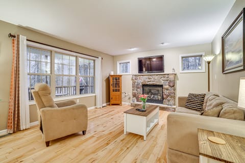 Fire Pit, Games & Outdoor Fun! Poconos Retreat House in Kidder Township