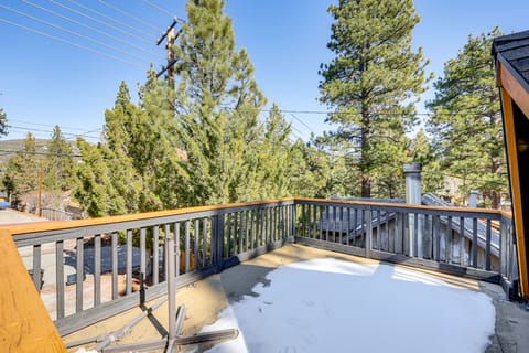 2 Mi to Big Bear Lake: Wooded Cabin w/ Deck! House in Big Bear