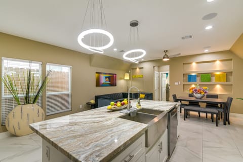 5 Mi to Houston Rodeo! Home w/ Pool Table & Yard House in Houston