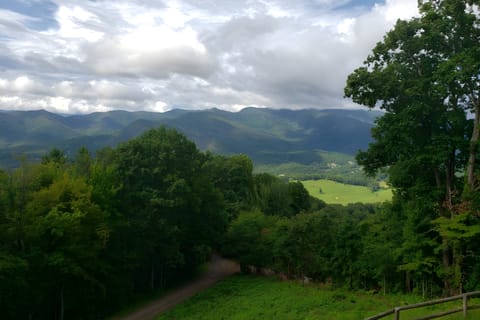 6 Mi to Chatuge Lake: Spacious Cabin w/ Mtn Views! House in Shooting Creek