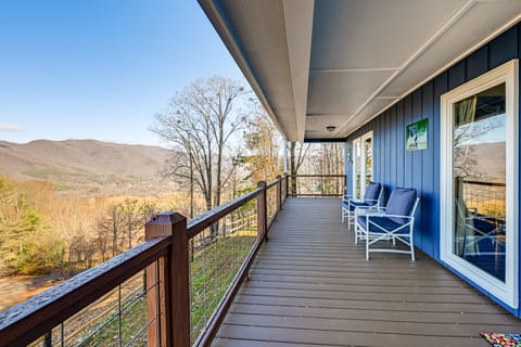 6 Mi to Chatuge Lake: Spacious Cabin w/ Mtn Views! House in Shooting Creek