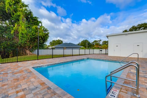 3 Mi to Riverwalk: Family Gem in Gated Community! Apartment in Bradenton