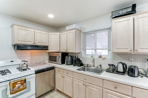 8 Mi to Detroit Zoo: Family Home w/ Game Room House in Warren