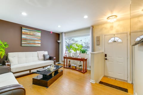 8 Mi to Detroit Zoo: Game Room, Fire Pit & Grill House in Warren