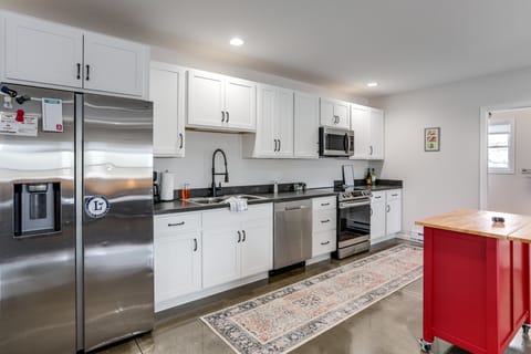 Patio & Parking! Modern Bunkhouse Near Lake Erie House in Lake Erie