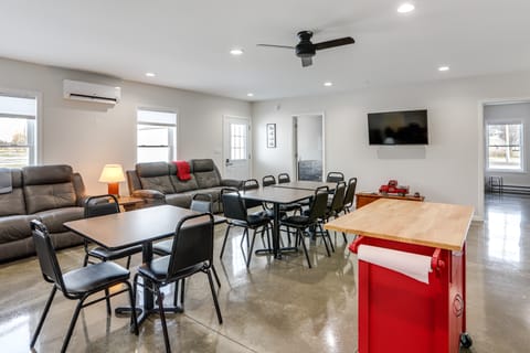 Patio & Parking! Modern Bunkhouse Near Lake Erie House in Lake Erie