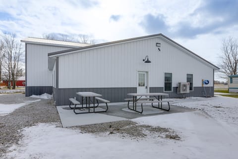 Patio & Parking! Modern Bunkhouse Near Lake Erie House in Lake Erie