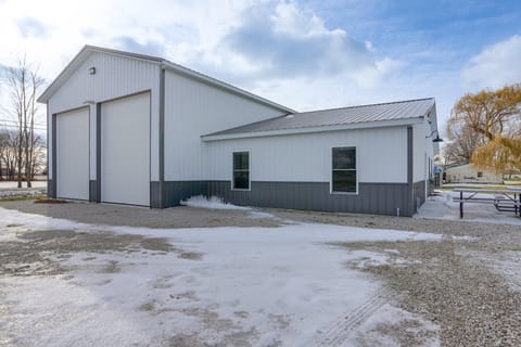 Patio & Parking! Modern Bunkhouse Near Lake Erie House in Lake Erie