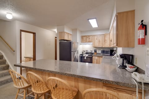 Shuttle to Winter Park Resort! Group Condo w/ Pool Apartment in Fraser