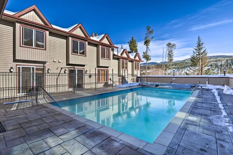 Shuttle to Winter Park Resort! Group Condo w/ Pool Apartment in Fraser