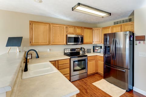 6 Mi to Memorial Stadium: Family Escape in Lincoln Apartment in Lincoln