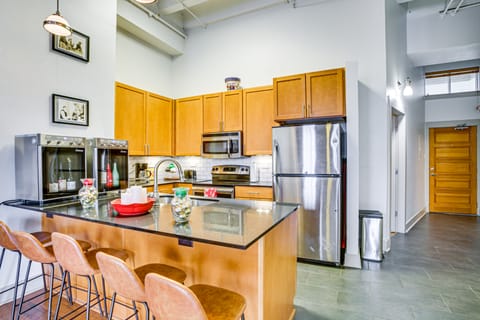 Walkable French Quarter Condo w/ Gym + Pool Access Apartment in French Quarter