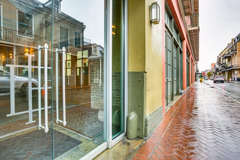 Walkable French Quarter Condo w/ Gym + Pool Access Apartment in French Quarter