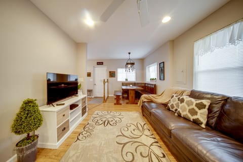 GOTL strip cottage. Walk to the beach. House in Geneva-on-the-Lake