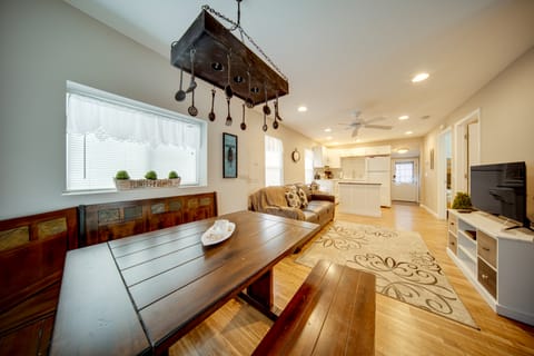 GOTL strip cottage. Walk to the beach. House in Geneva-on-the-Lake