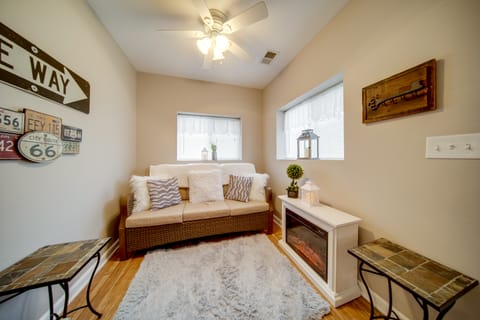 GOTL strip cottage. Walk to the beach. House in Geneva-on-the-Lake