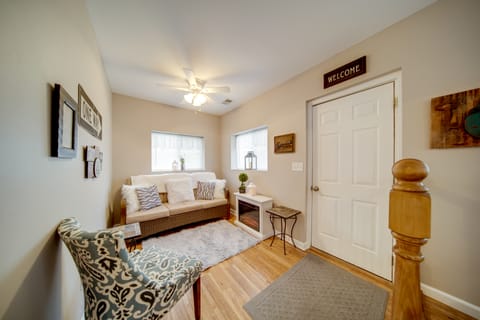 GOTL strip cottage. Walk to the beach. House in Geneva-on-the-Lake