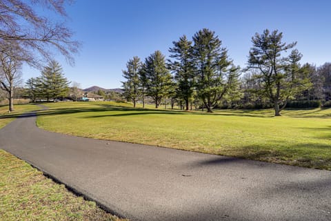 ‘Mountain Golf’ Family Home w/ Deck in Spruce Pine House in Mitchell County