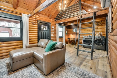 Peaceful Cabin w/ Hot Tub in Dundee: Dogs Welcome House in Ohio