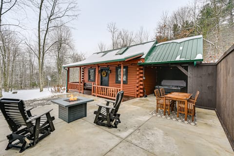 Peaceful Cabin w/ Hot Tub in Dundee: Dogs Welcome House in Ohio