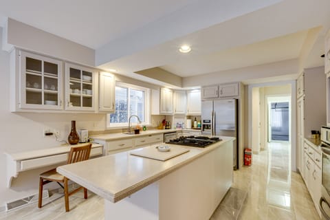 7 Mi to Dtwn Toledo: Spacious Family Home! House in Ohio