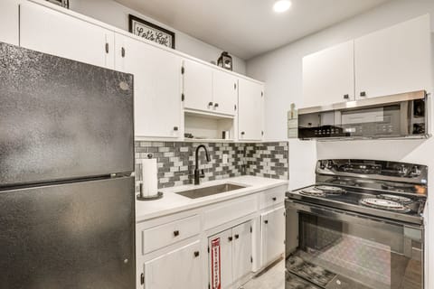 3 Mi to Port Everglades: Modern Getaway w/ Yard Apartment in Dania Beach