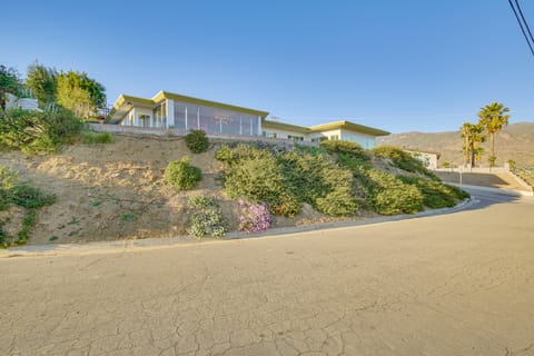 Stunning MCM Escape w/ Mtn Views in San Bernardino House in San Bernardino