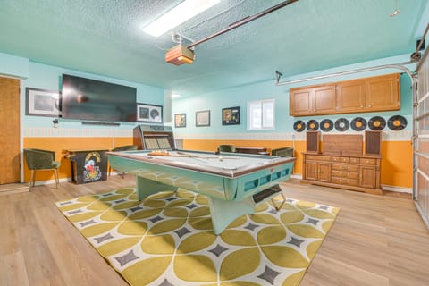 Stunning MCM Escape w/ Mtn Views in San Bernardino House in San Bernardino