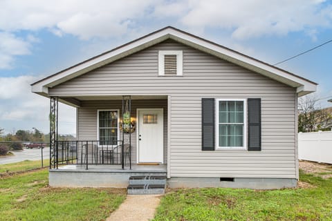 1 Mi to Lake Hamilton! Newly Remodeled Family Home House in Lake Hamilton