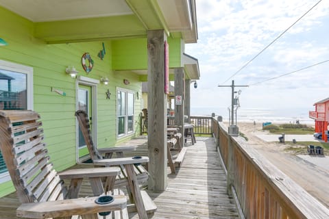 Steps to Gulf Coast shores! 'Just Beachy' Retreat House in Bolivar Peninsula