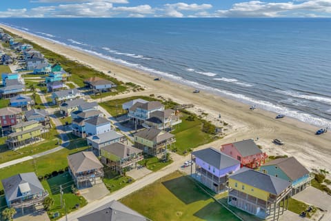 Steps to Gulf Coast shores! 'Just Beachy' Retreat House in Bolivar Peninsula