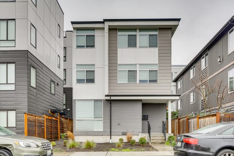 Walk to Seattle University: Centrally Located Gem Apartment in Seattle