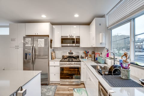 Walk to Seattle University: Centrally Located Gem Apartment in Seattle