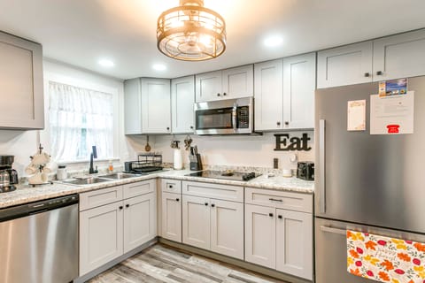 3 Mi to Historic Dtwn Waycross: Pet-Friendly Home House in Waycross