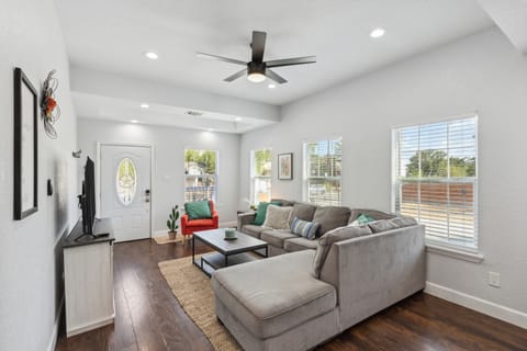 Walk to Alamodome! Stylish Home w/ Private Parking House in San Antonio