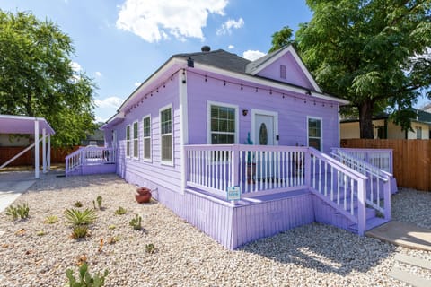 Walk to Alamodome! Stylish Home w/ Private Parking House in San Antonio