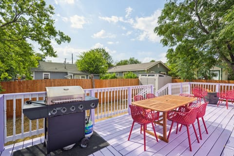 Walk to Alamodome! Stylish Home w/ Private Parking House in San Antonio