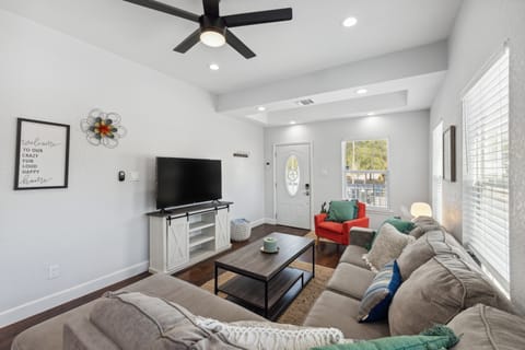 Walk to Alamodome! Stylish Home w/ Private Parking House in San Antonio