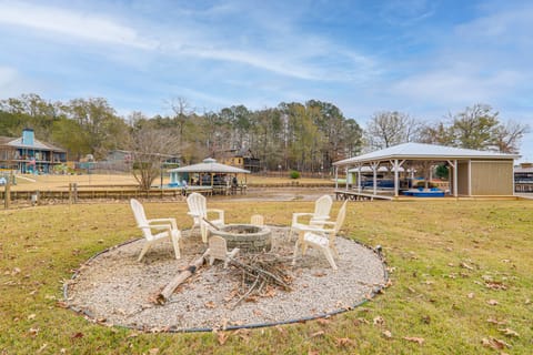 Quiet & Stylish Waterfront Gem w/ Dock in Eatonton House in Lake Sinclair