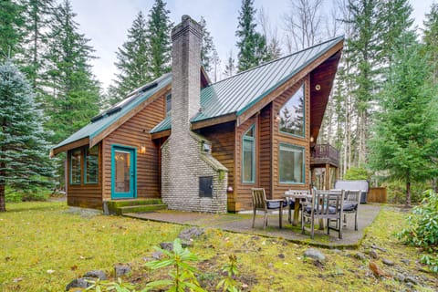 19 Mi to Slopes at Crystal Mtn: Getaway w/ Hot Tub House in King County