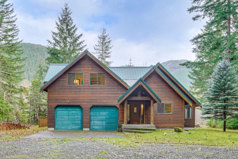 19 Mi to Slopes at Crystal Mtn: Getaway w/ Hot Tub House in King County